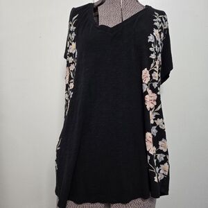 Womens Torrid Classic Black Top With Floral Print On Sides Size 2X (18-20)